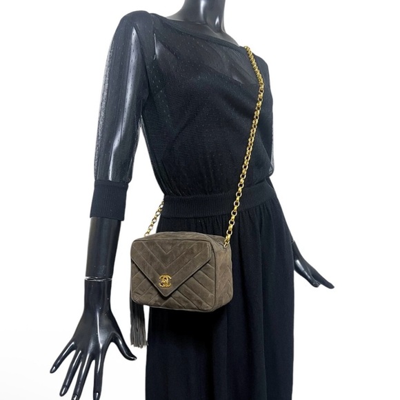 RARE Vintage CHANEL Chevron V-Line Fringe Bijou Chain Shoulder Bag – Brown Suede - Picture 4 of 14